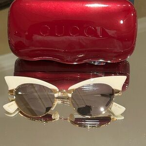 GG1131S Supreme Cat-Eye
Sunglasses. New/Full Inclusion/COA